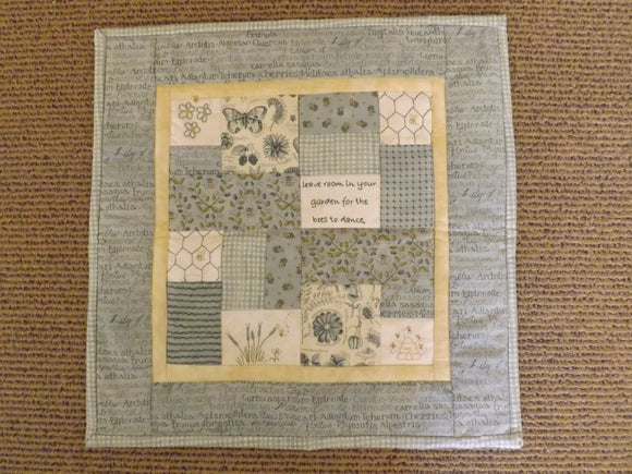 CALICO DESIGNS Dancing bees wallhanging pattern